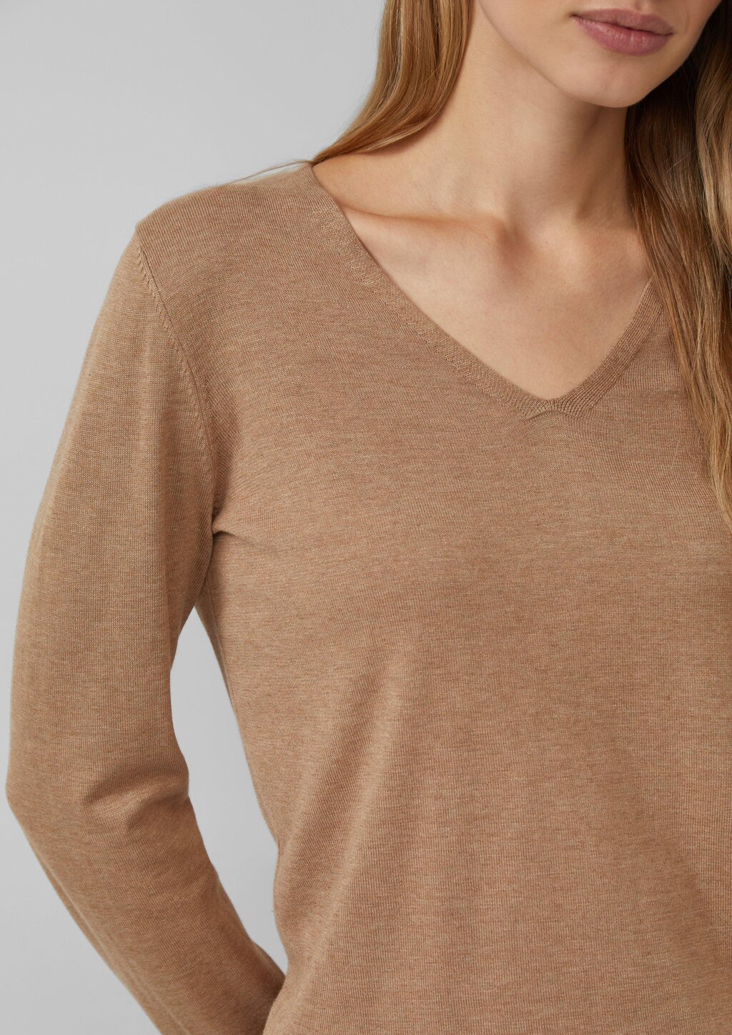 Feinstrickpullover mit V-Ausschnitt und Rollkante am Saum