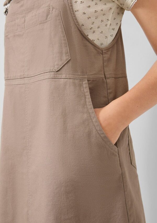 Kurzes Latzkleid mit verstellbaren Trägern