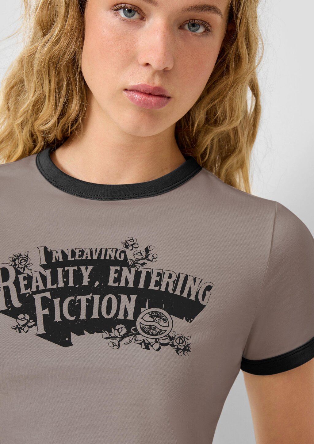 Schmales Printshirt mit Pipings in Kontrastfarbe