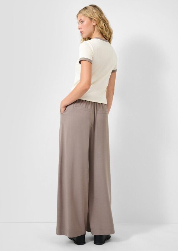 Hose mit Bundfalten und weitem Bein