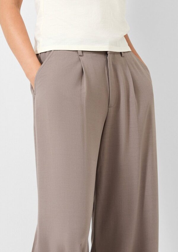 Hose mit Bundfalten und weitem Bein