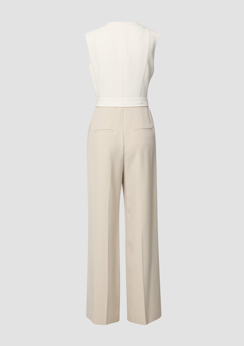 Ärmelloser Jumpsuit mit Bindegürtel