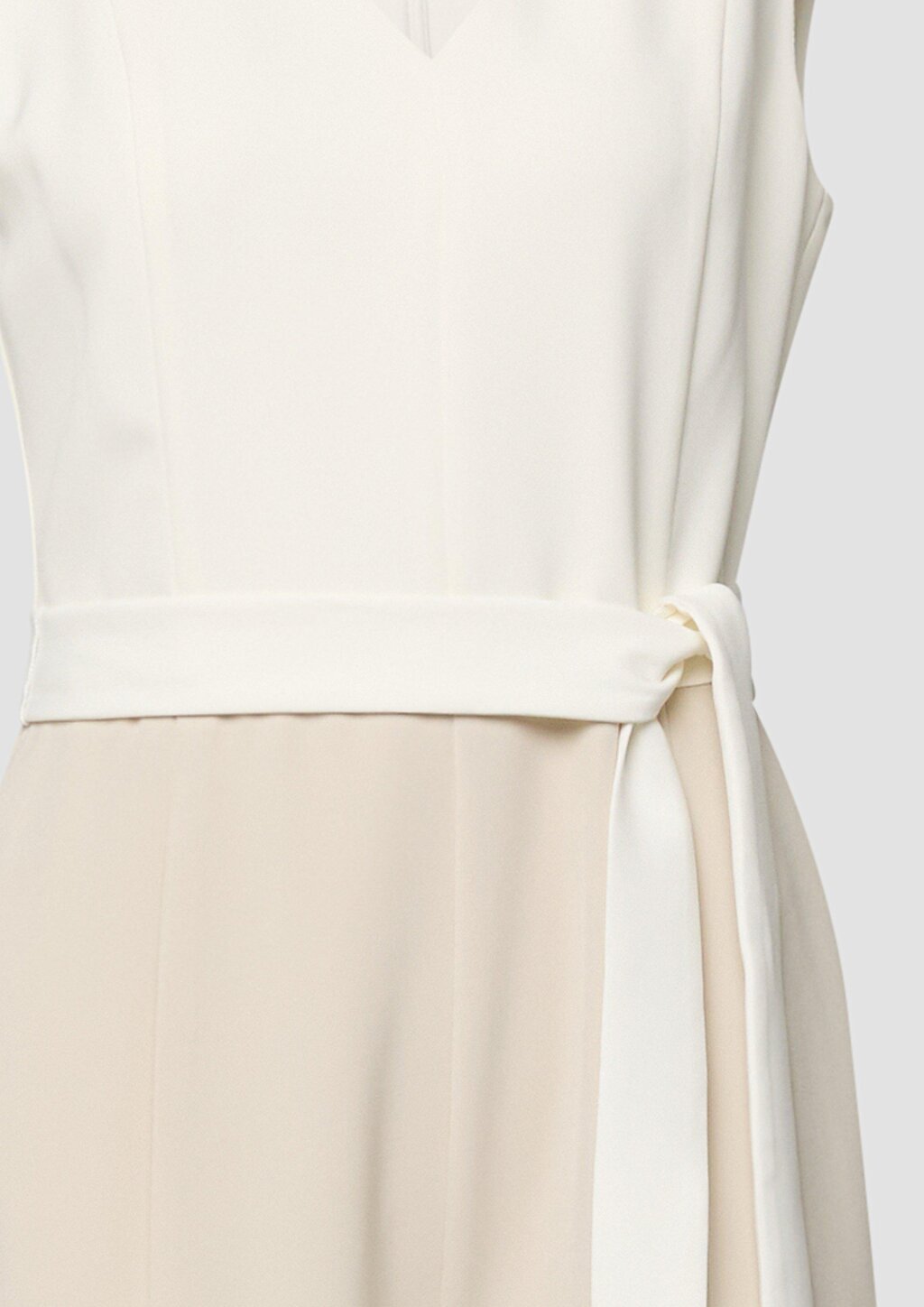 Ärmelloser Jumpsuit mit Bindegürtel