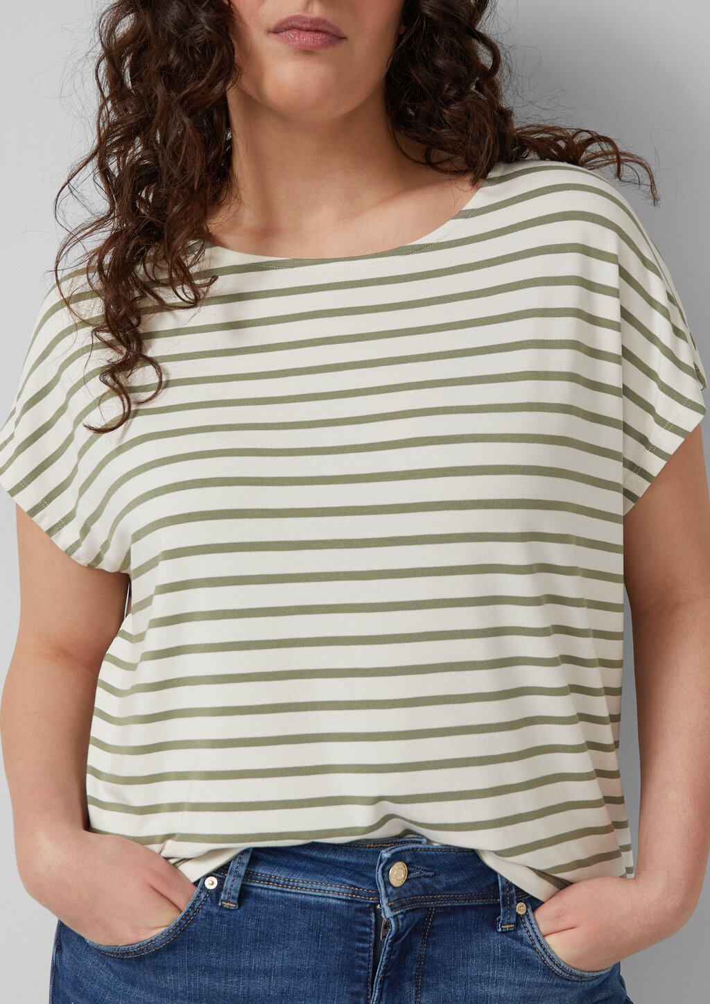 Fließendes Jersey-Shirt mit überschnittenen Schultern