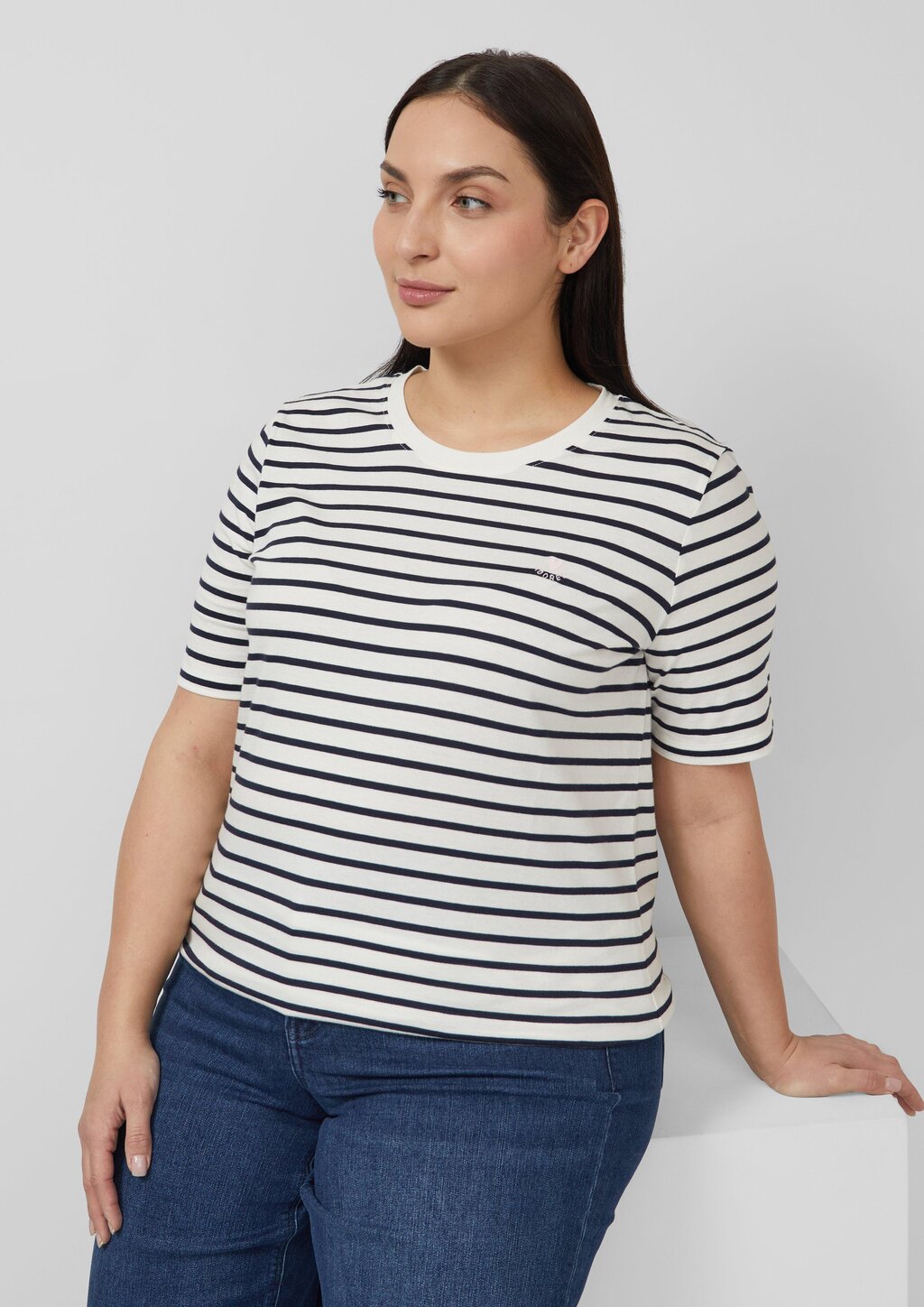 Gestreiftes Jersey-T-Shirt im Regular Fit mit Herz-Stickerei