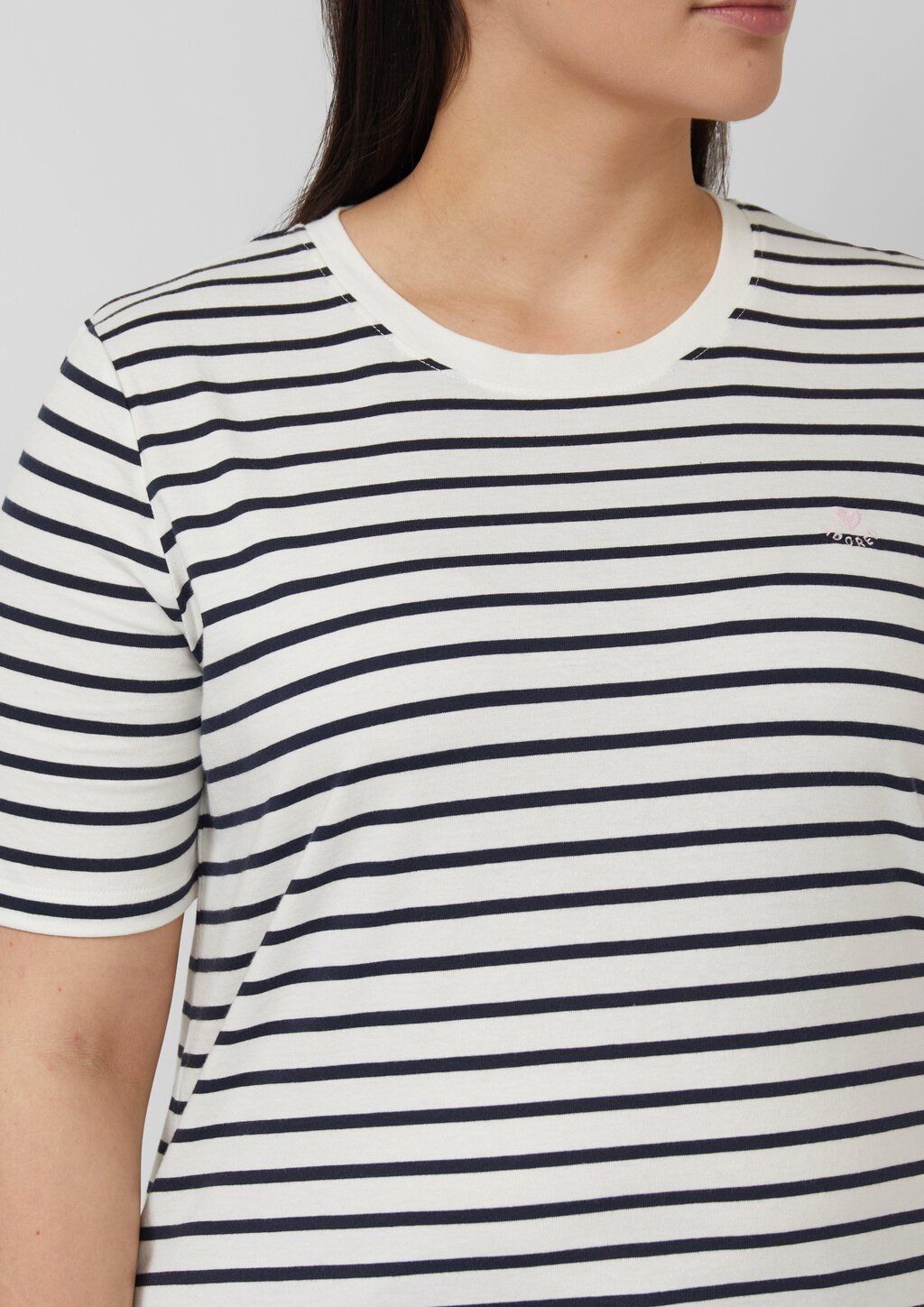 Gestreiftes Jersey-T-Shirt im Regular Fit mit Herz-Stickerei