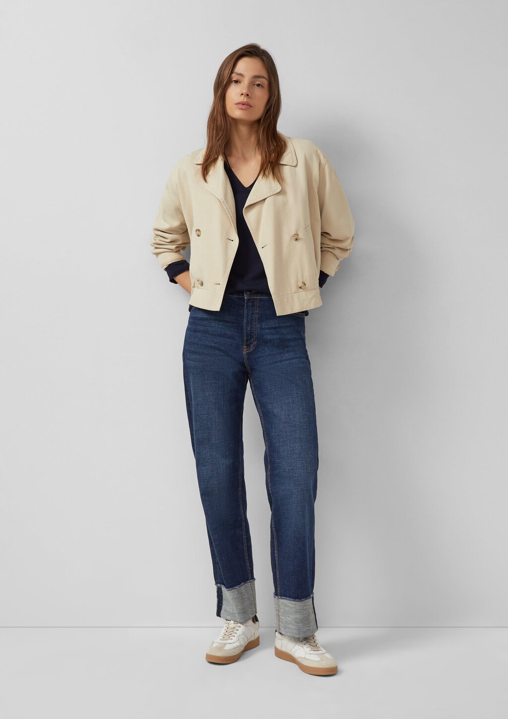 Feinstrickpullover mit V-Ausschnitt und Rollkante am Saum