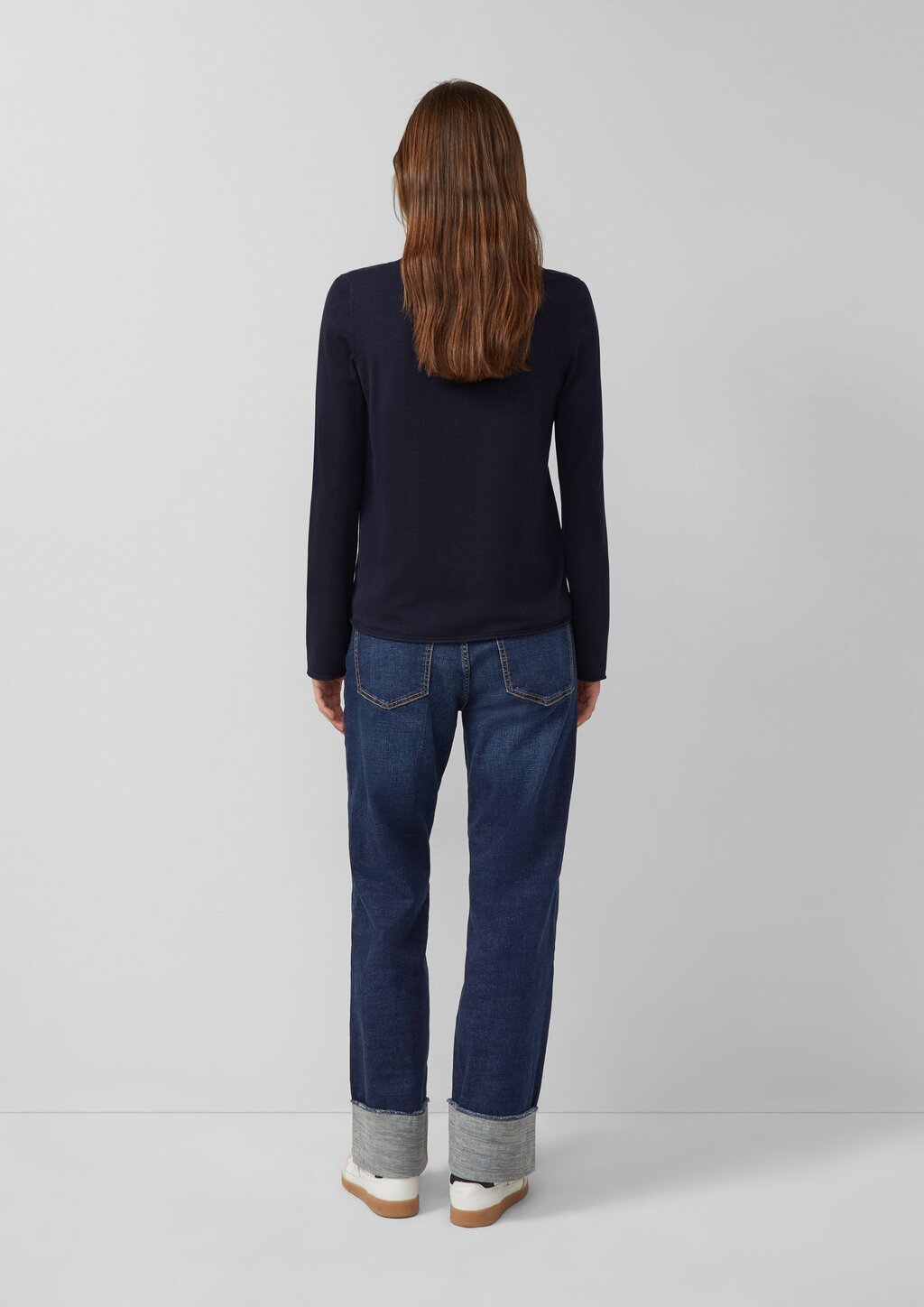 Feinstrickpullover mit V-Ausschnitt und Rollkante am Saum