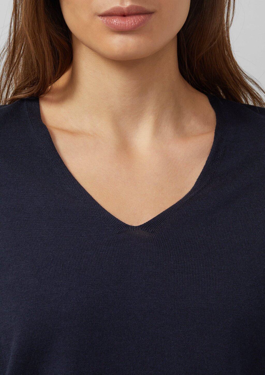 Feinstrickpullover mit V-Ausschnitt und Rollkante am Saum