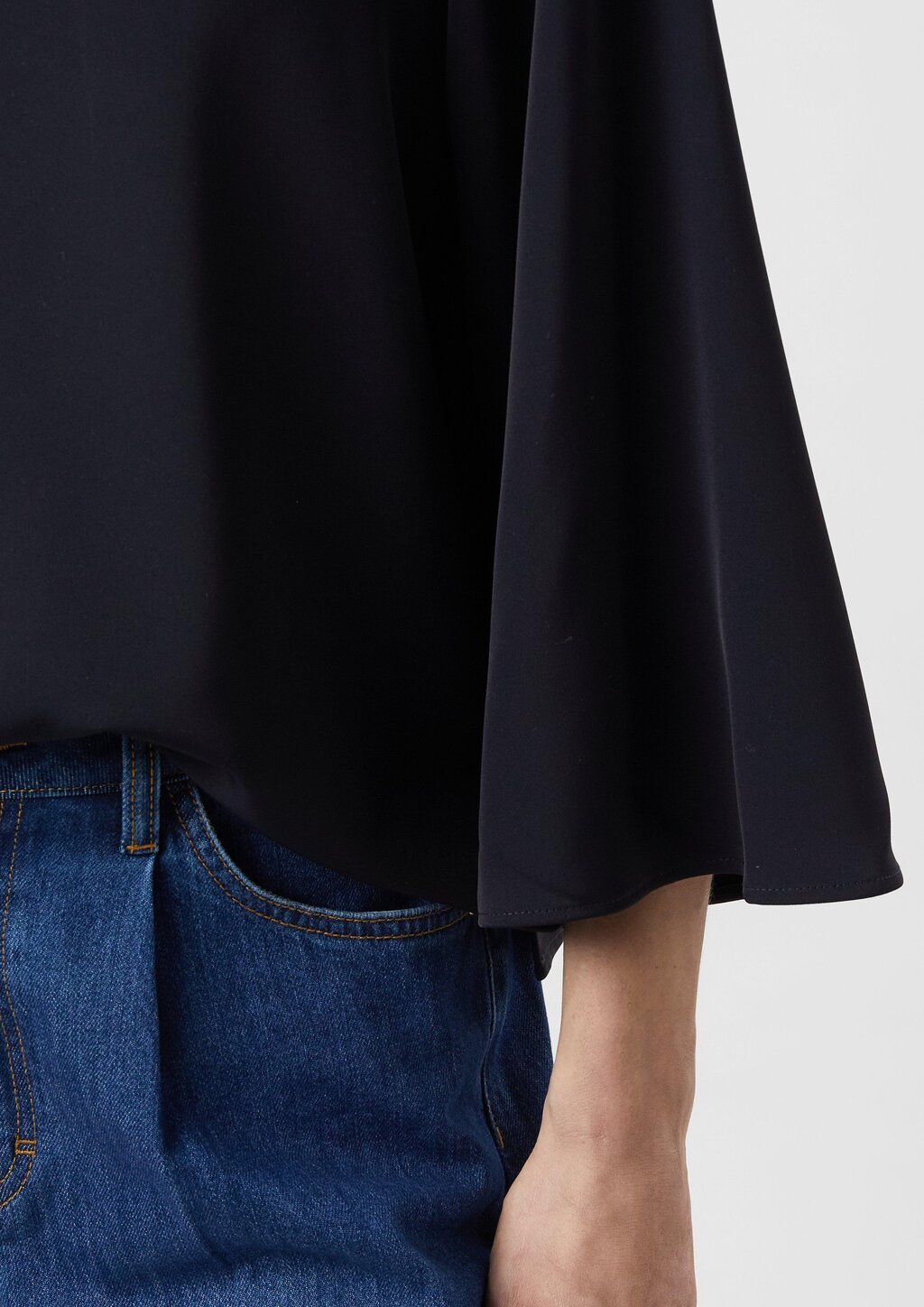 Fließende Bluse mit weitem Ärmel