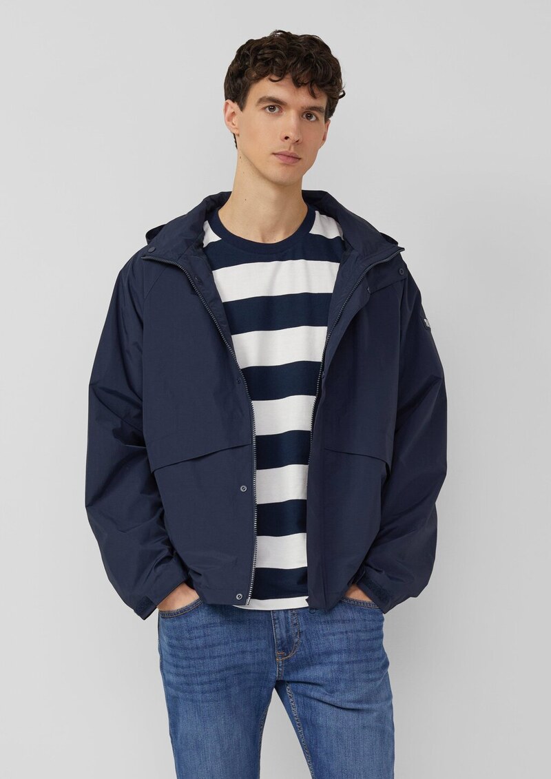 Windbreaker aus Nylon mit versteckter Kapuze