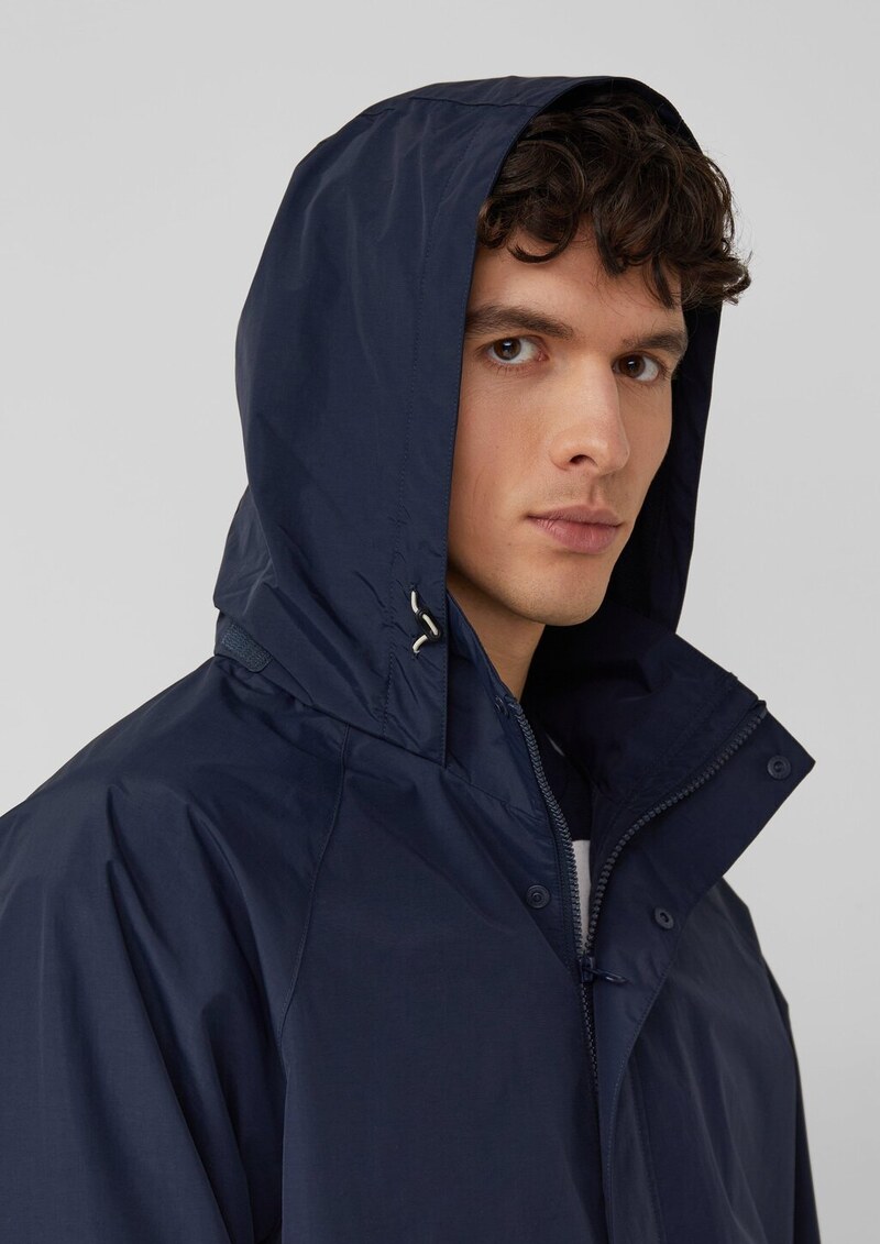 Windbreaker aus Nylon mit versteckter Kapuze