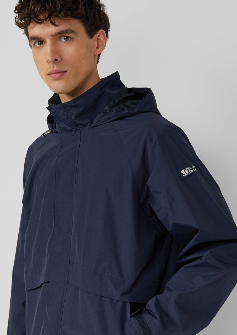 Windbreaker aus Nylon mit versteckter Kapuze