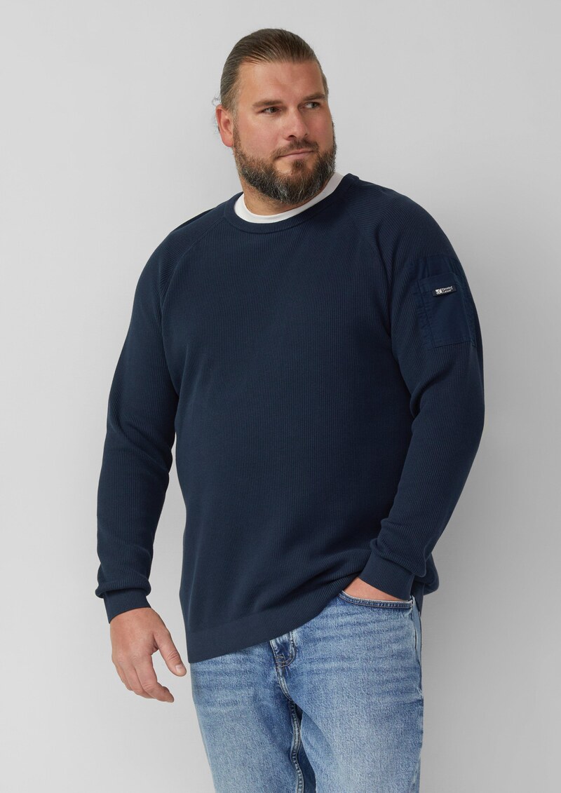 Strukturierter Raglanpullover aus Baumwolle mit Ärmeltasche