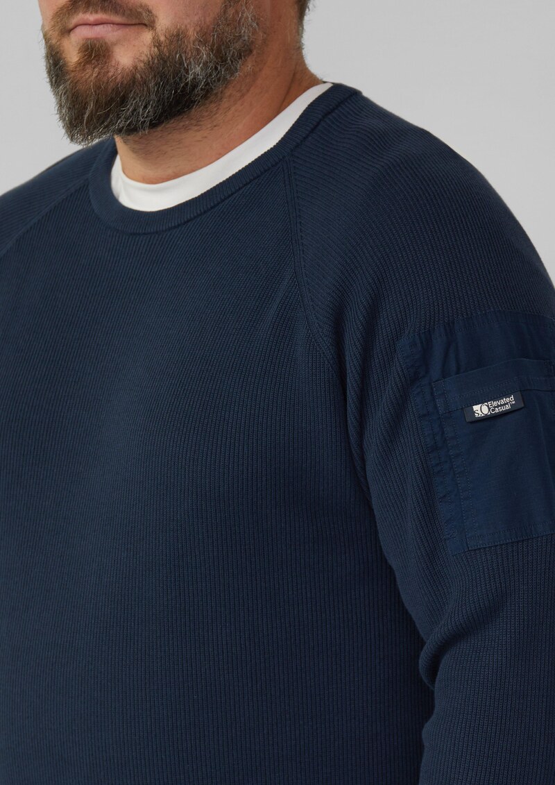 Strukturierter Raglanpullover aus Baumwolle mit Ärmeltasche