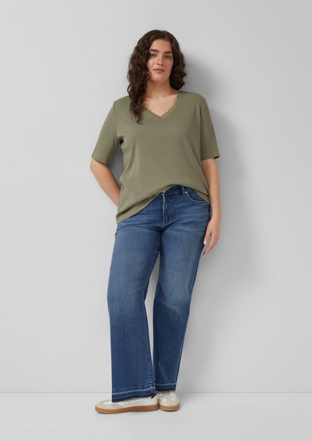 Ripp-T-Shirt mit Spitze am Ausschnitt