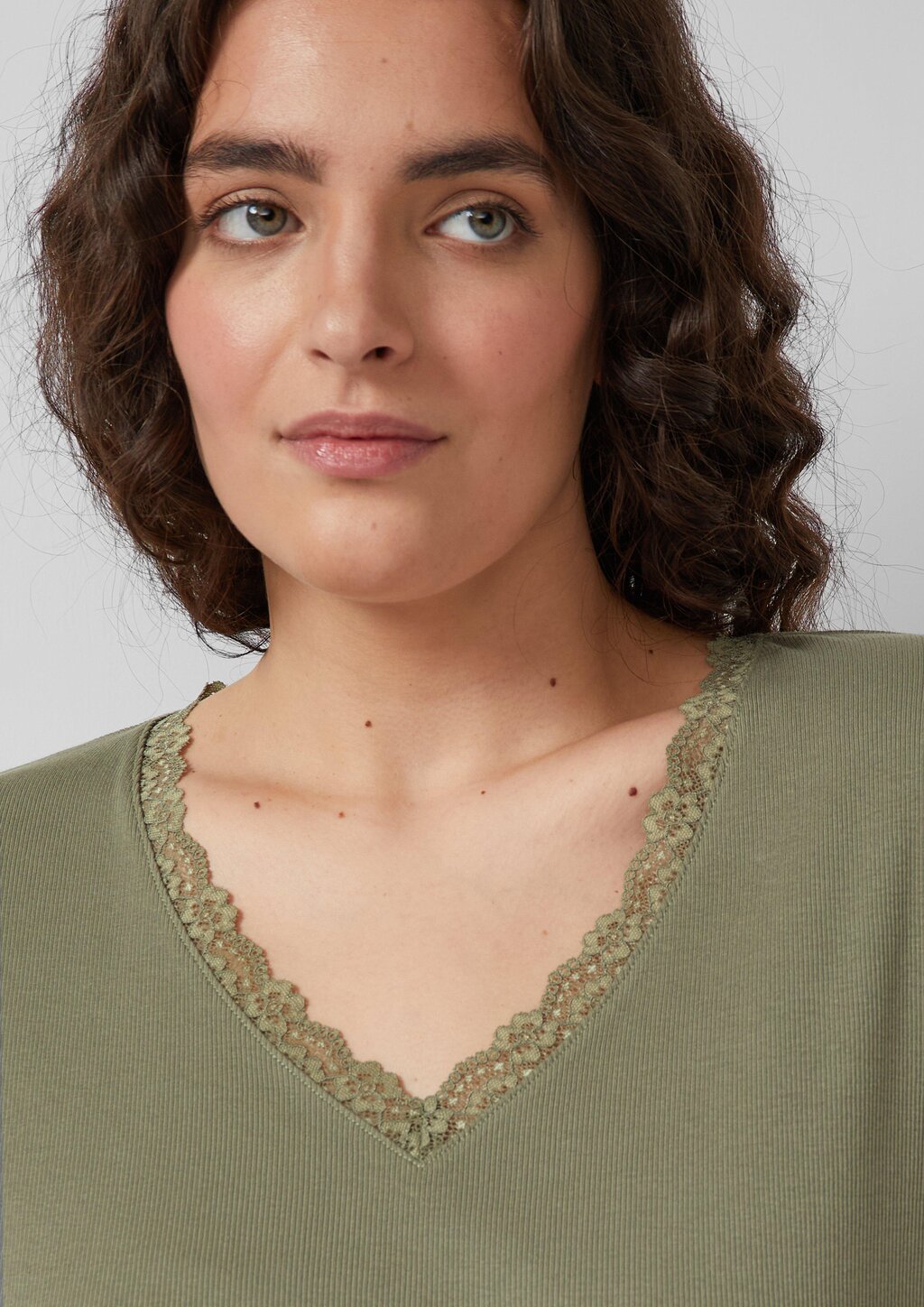 Ripp-T-Shirt mit Spitze am Ausschnitt