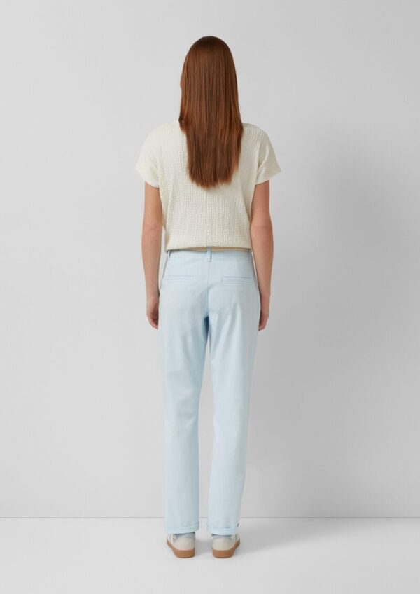 Gewaschene Chino mit Gürtel