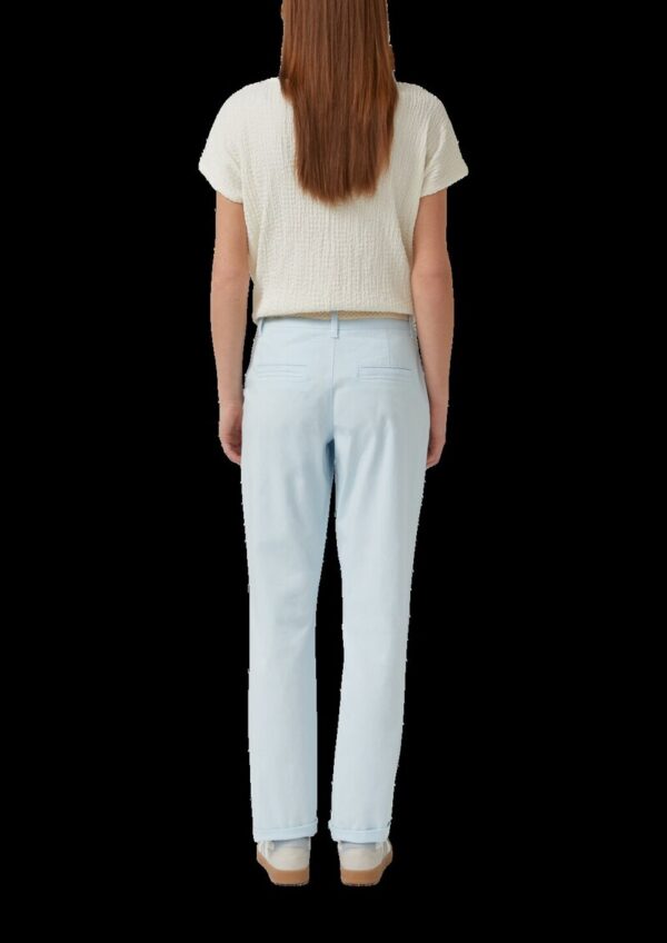 Gewaschene Chino mit Gürtel