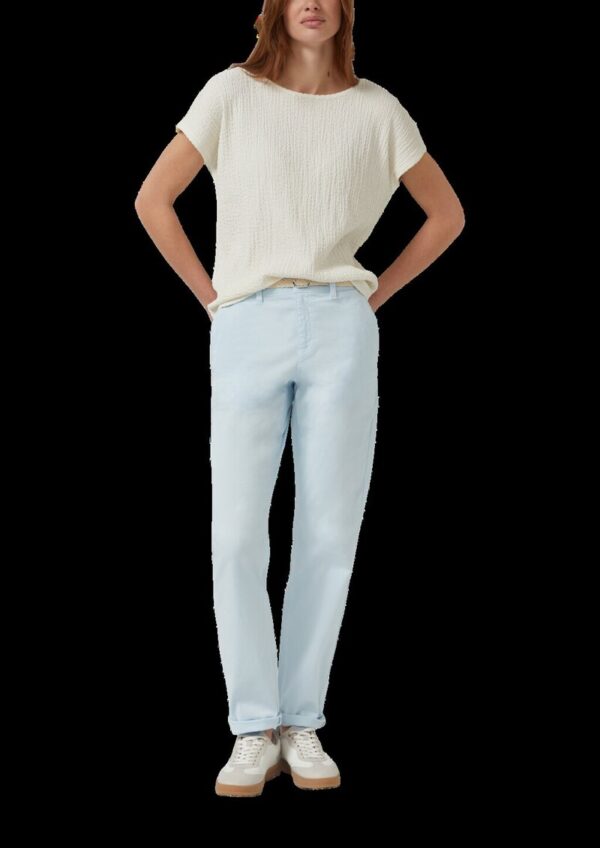 Gewaschene Chino mit Gürtel