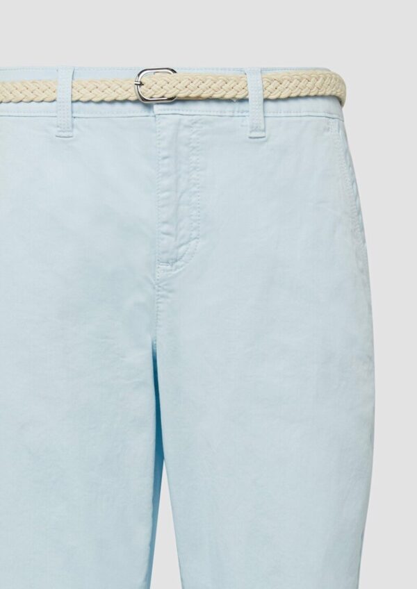 Gewaschene Chino mit Gürtel