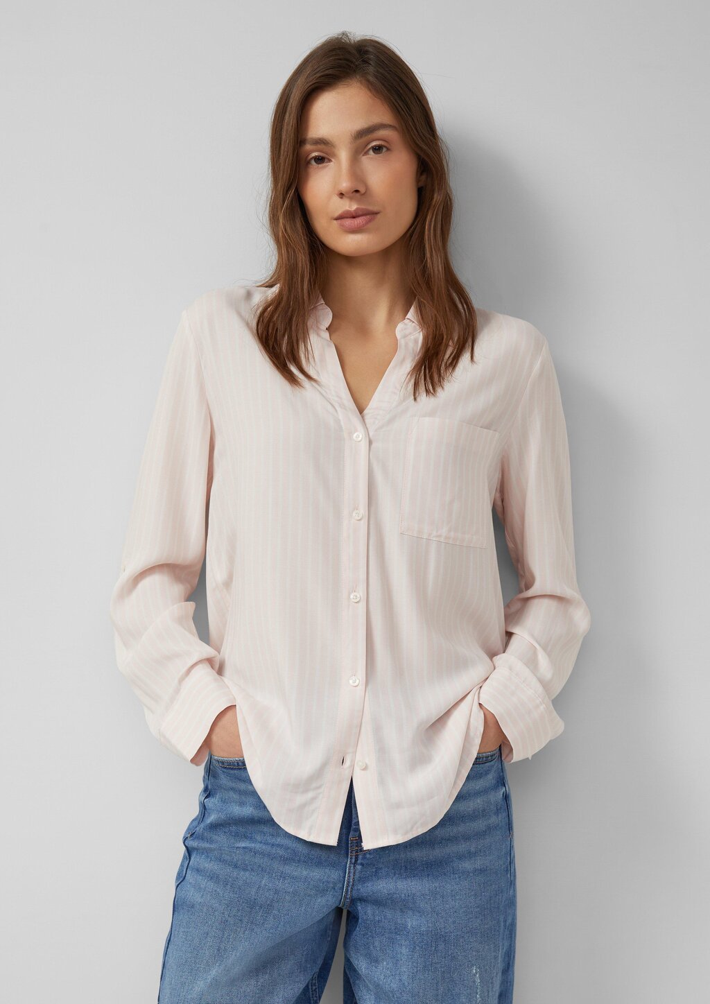 Fließende Streifenbluse aus Viskose mit Turn-up