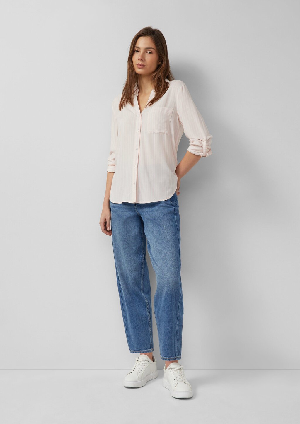 Fließende Streifenbluse aus Viskose mit Turn-up