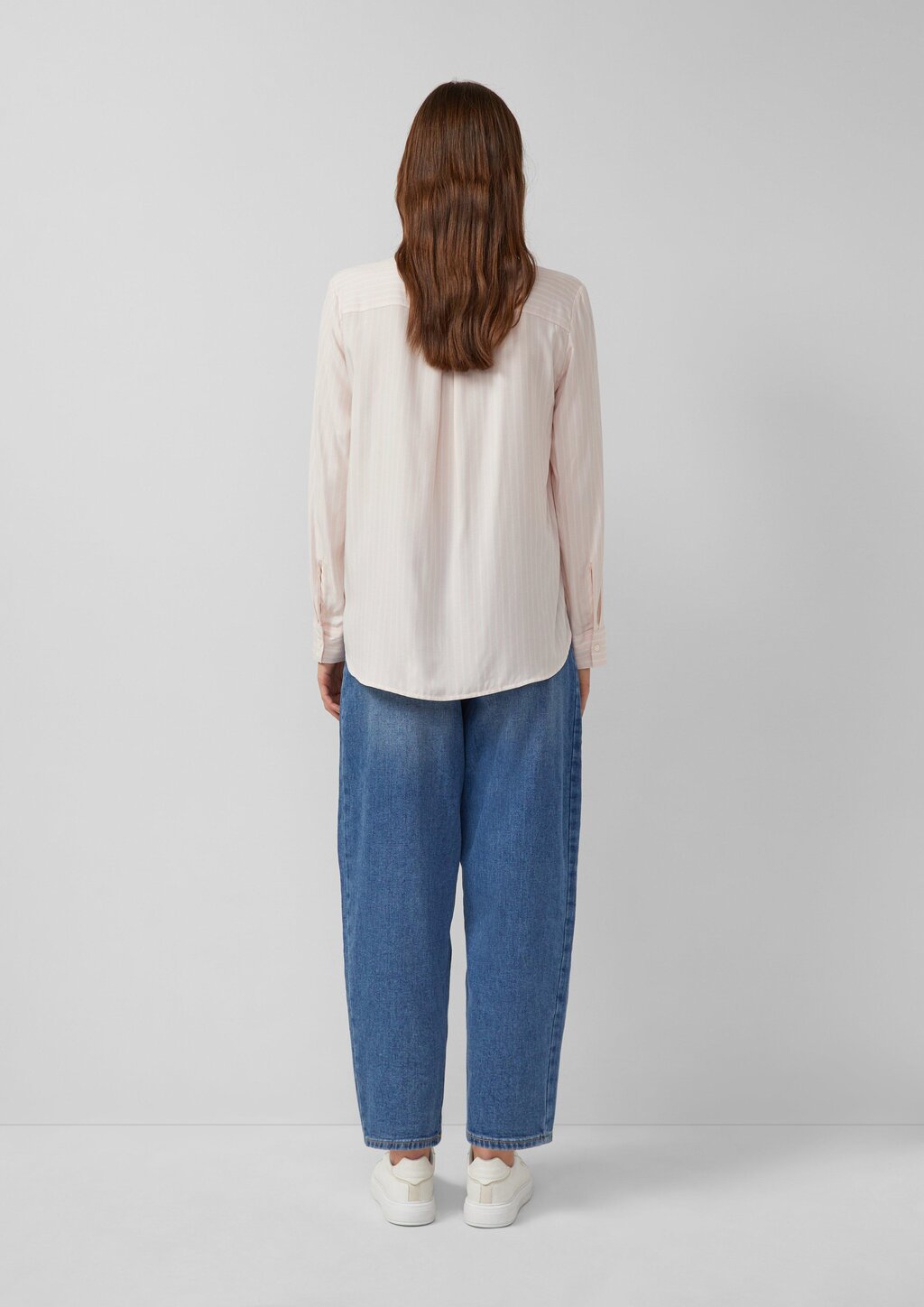 Fließende Streifenbluse aus Viskose mit Turn-up