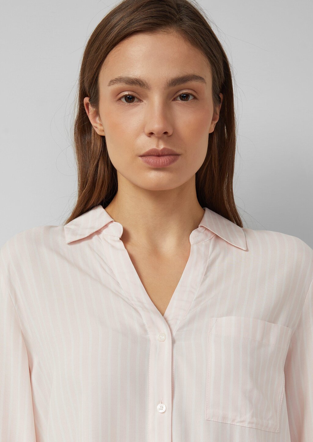 Fließende Streifenbluse aus Viskose mit Turn-up