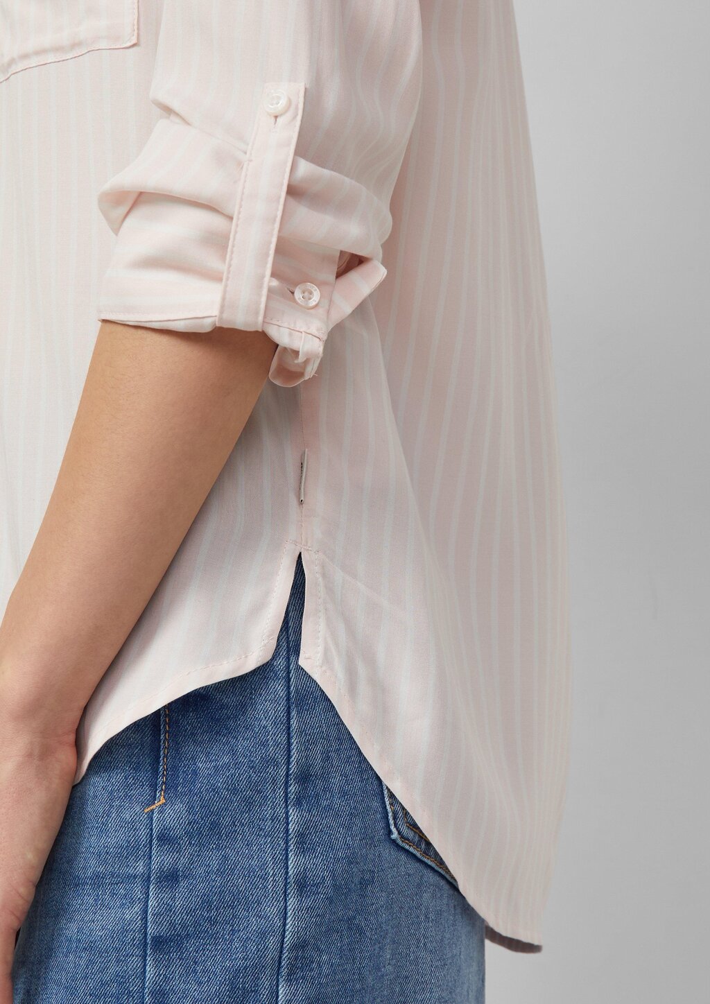 Fließende Streifenbluse aus Viskose mit Turn-up