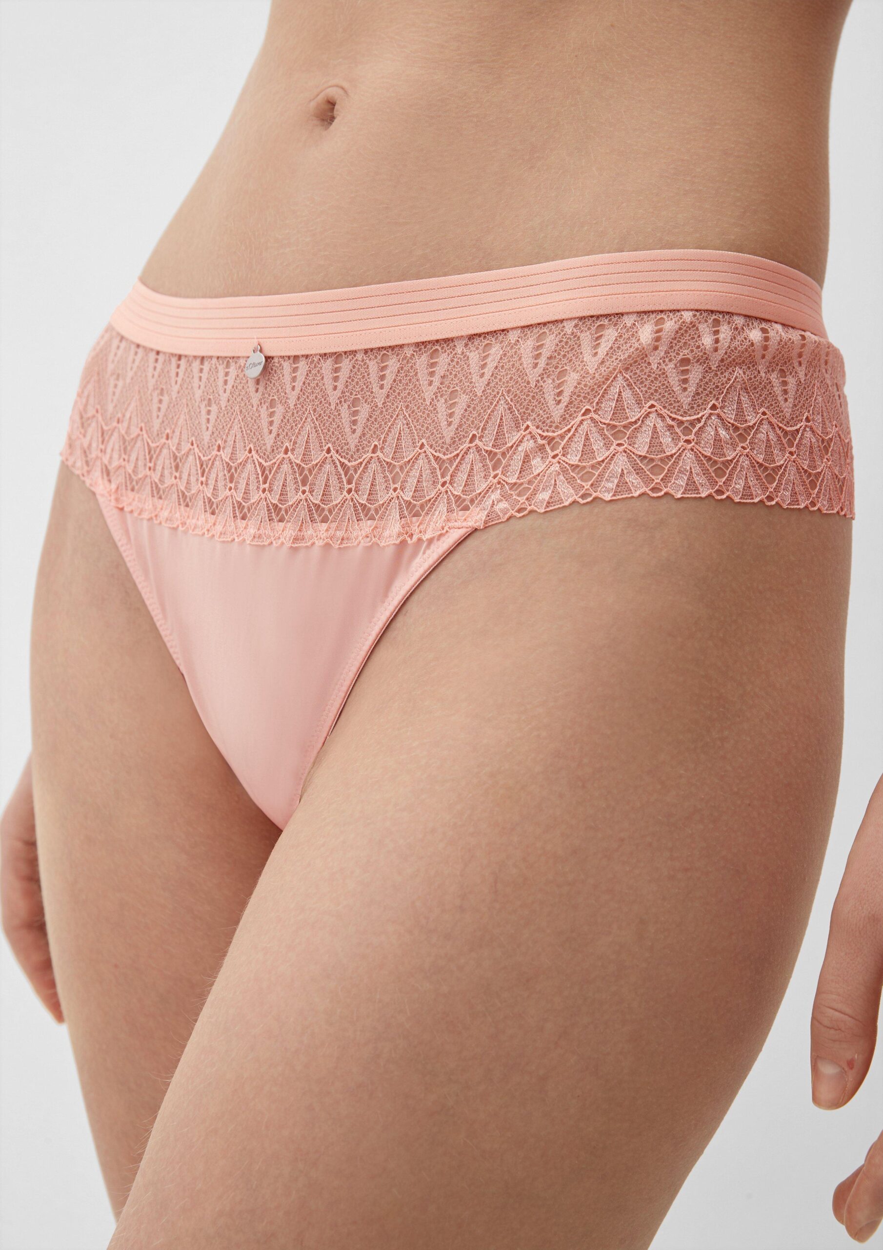 String mit Spitzendetails