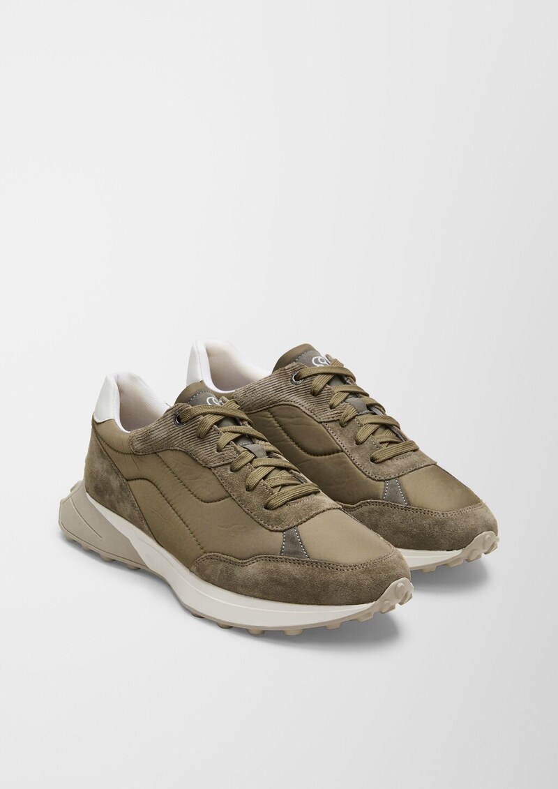 Sneaker im Materialmix