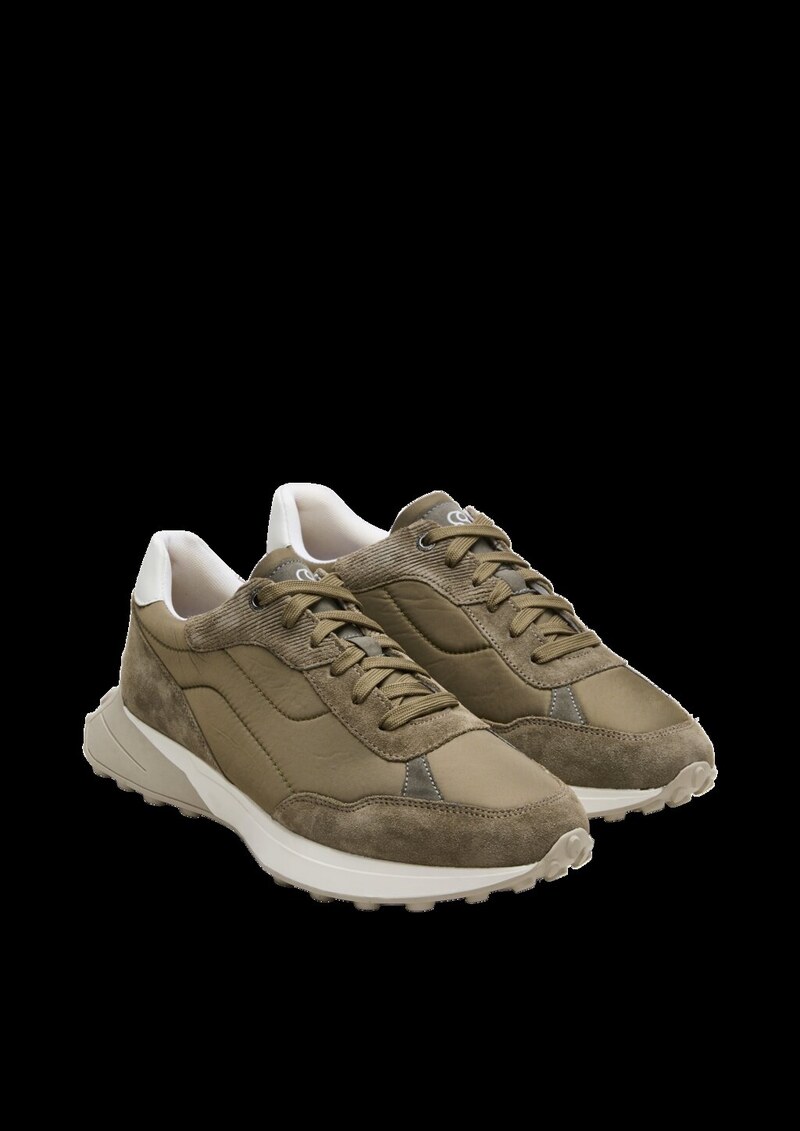 Sneaker im Materialmix