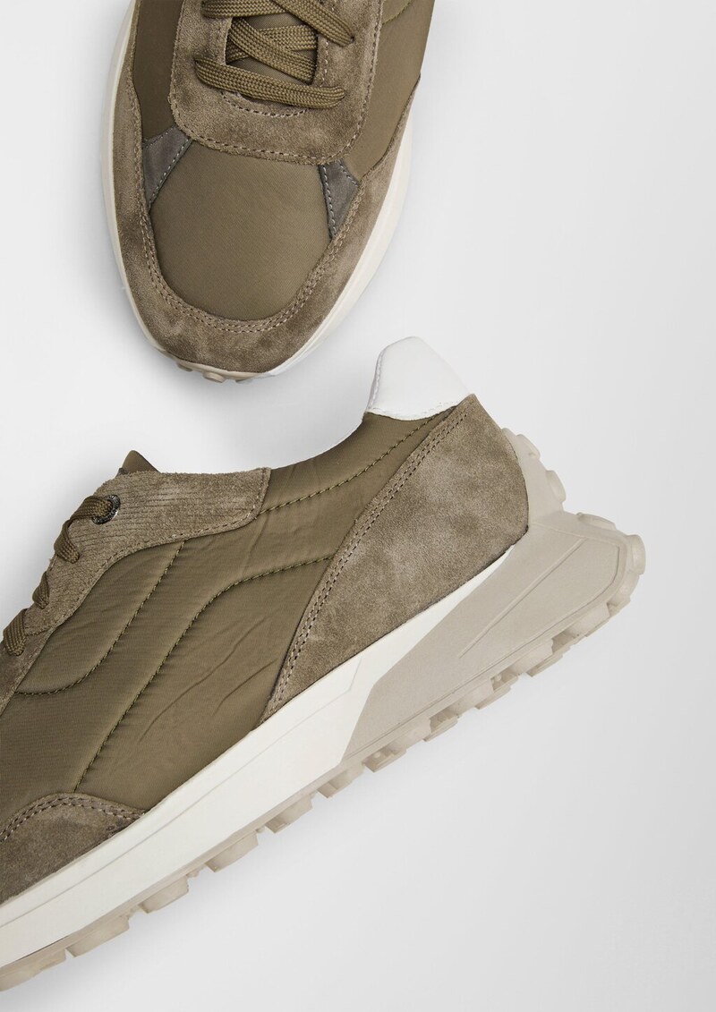 Sneaker im Materialmix