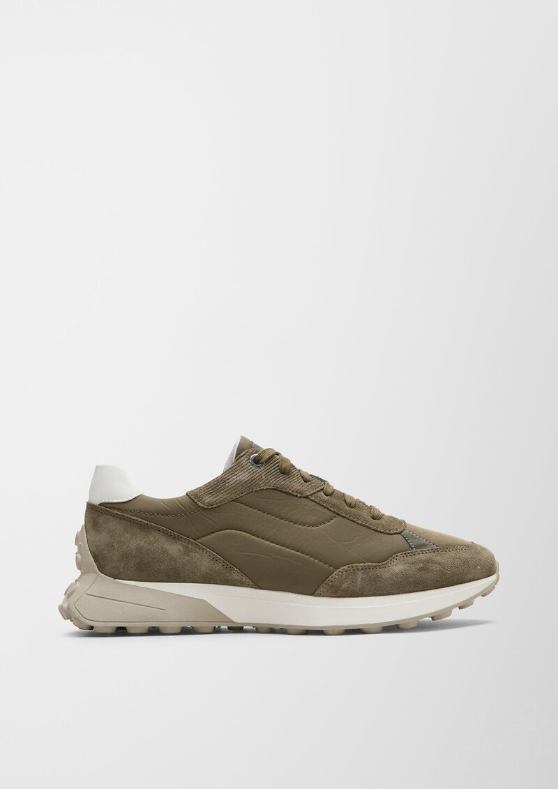 Sneaker im Materialmix