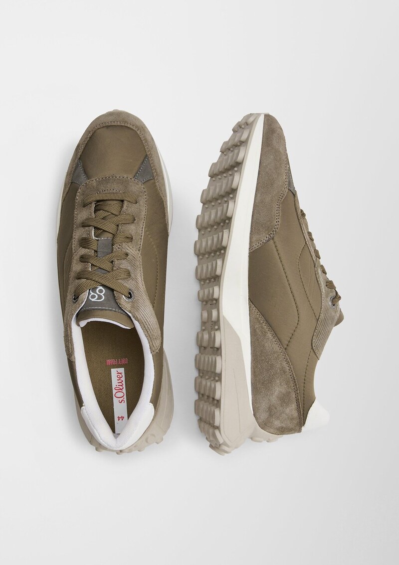 Sneaker im Materialmix