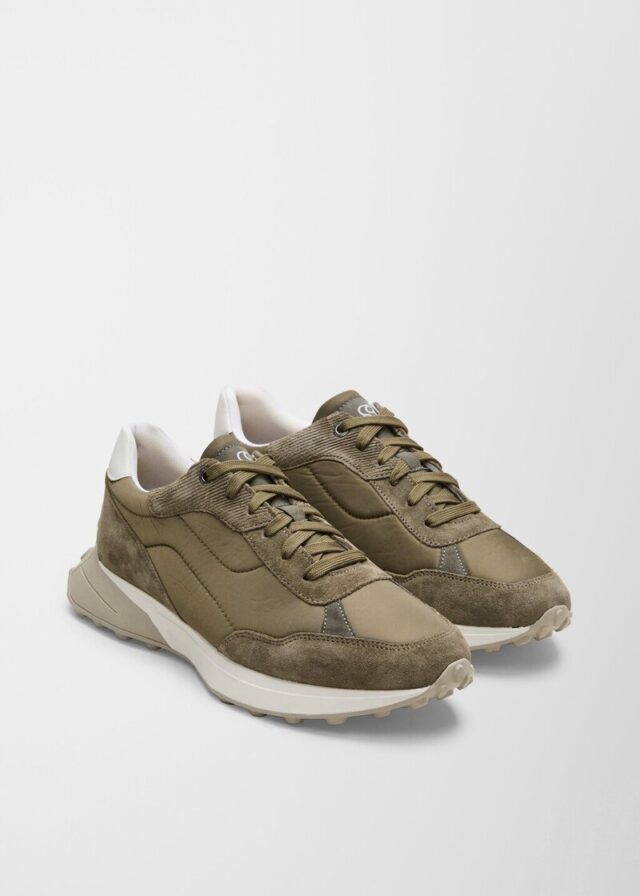 Sneaker im Materialmix