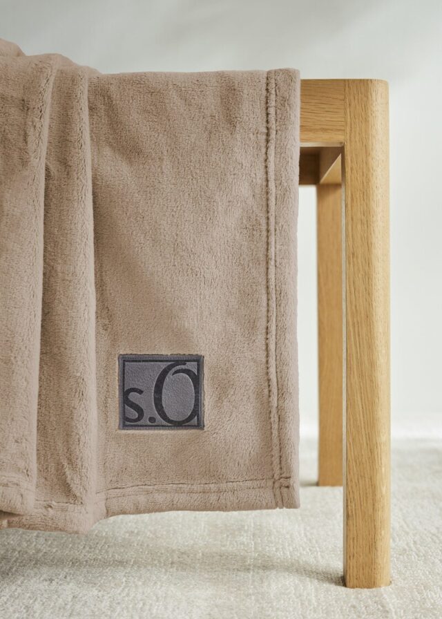 Weiche Decke mit Logo-Detail