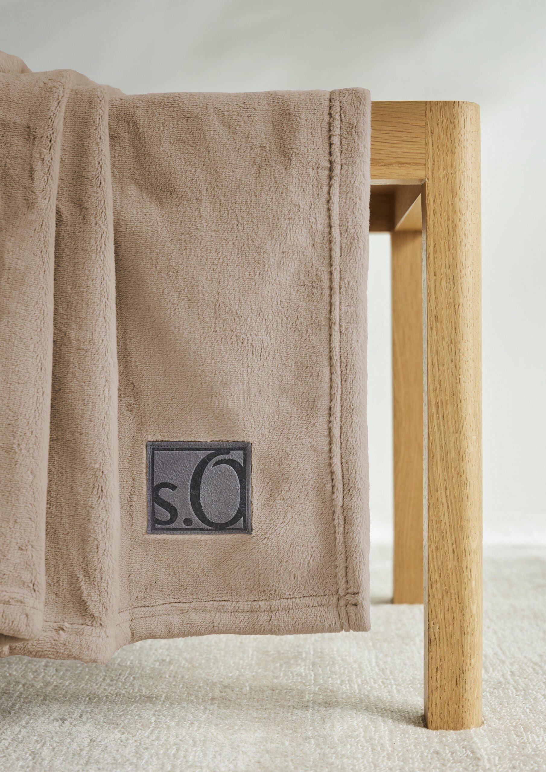 Weiche Decke mit Logo-Detail