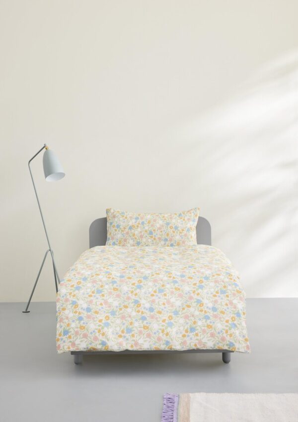 Bettwäsche im floralen Muster