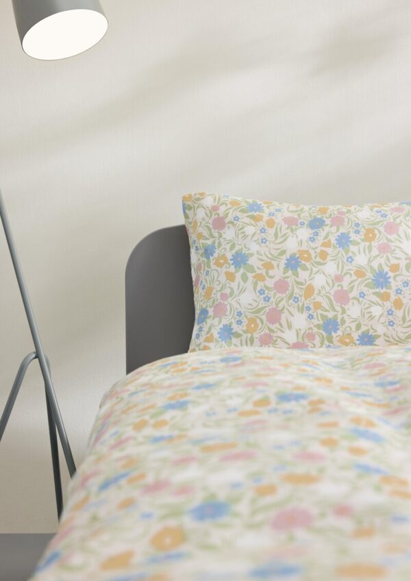 Bettwäsche im floralen Muster