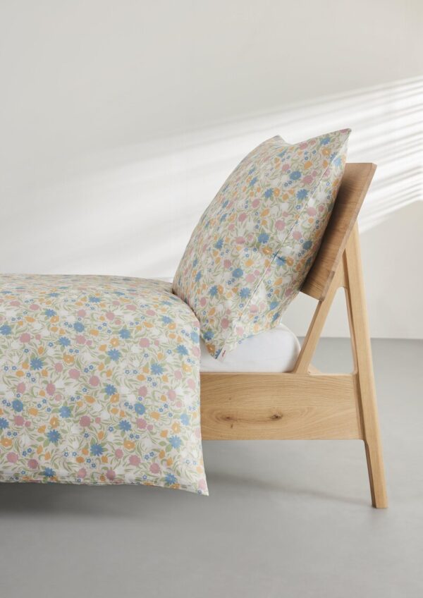Bettwäsche im floralen Muster