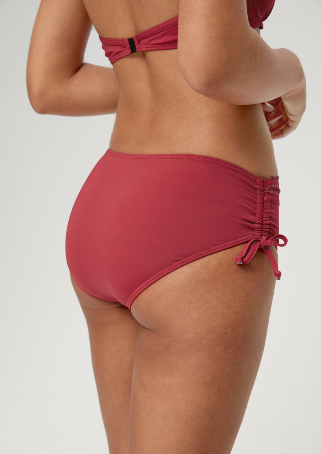 Bikinihose mit seitlicher Raffung