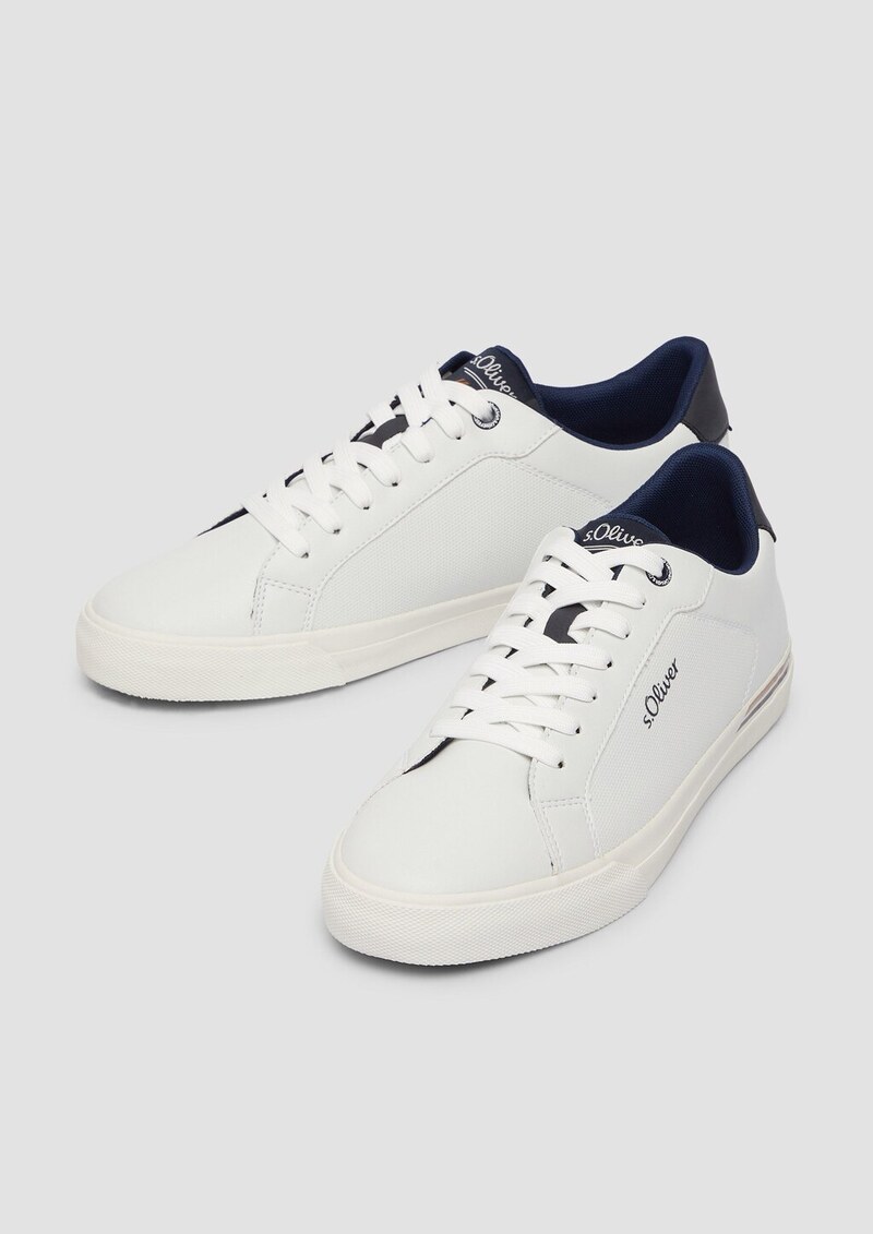 Klassische Schnürer mit Logo-Detail