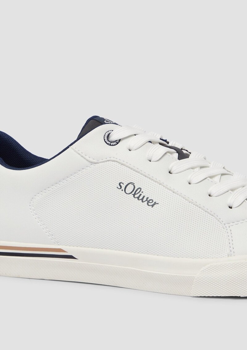 Klassische Schnürer mit Logo-Detail