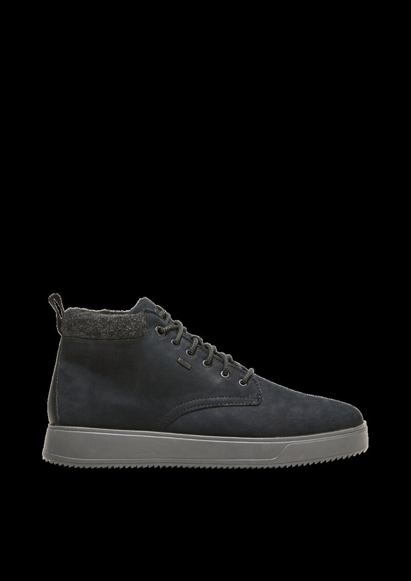 Sneaker im Materialmix