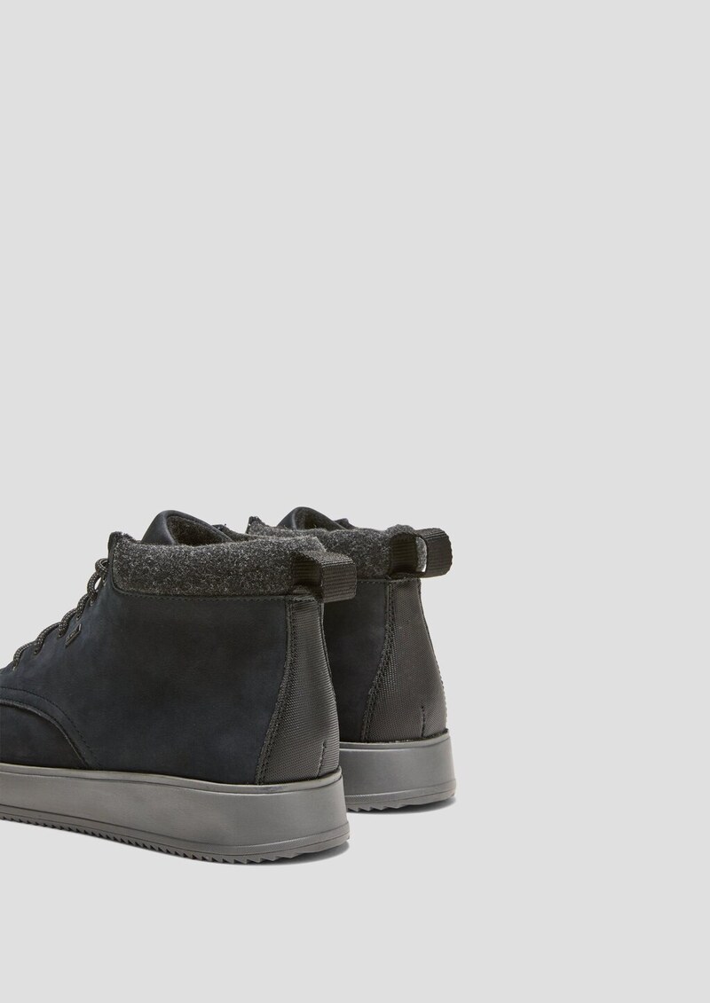 Sneaker im Materialmix