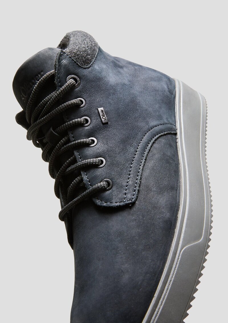 Sneaker im Materialmix