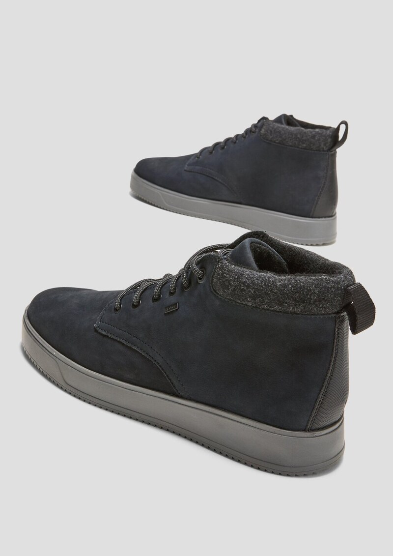 Sneaker im Materialmix