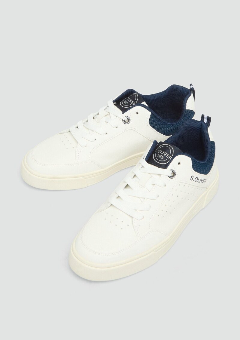 Cleane Sneaker mit Cut-out-Details